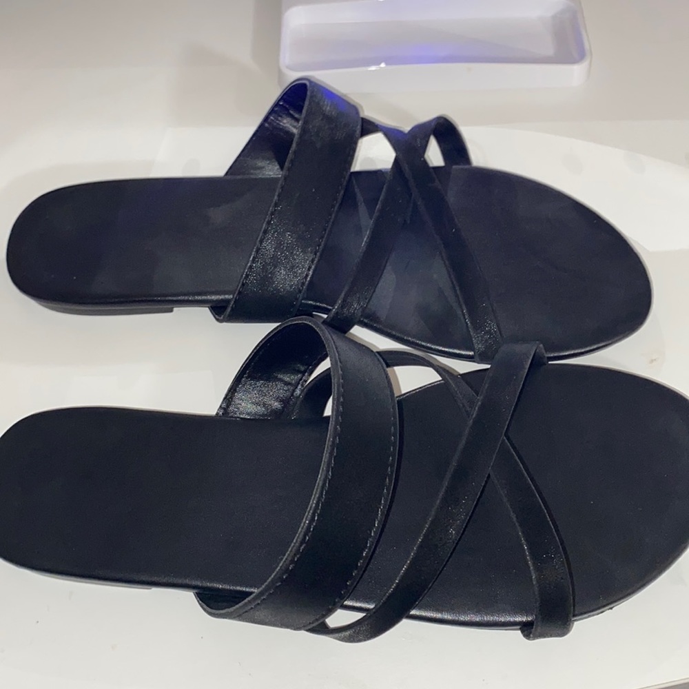 Women’s flat black sandals crossover strap